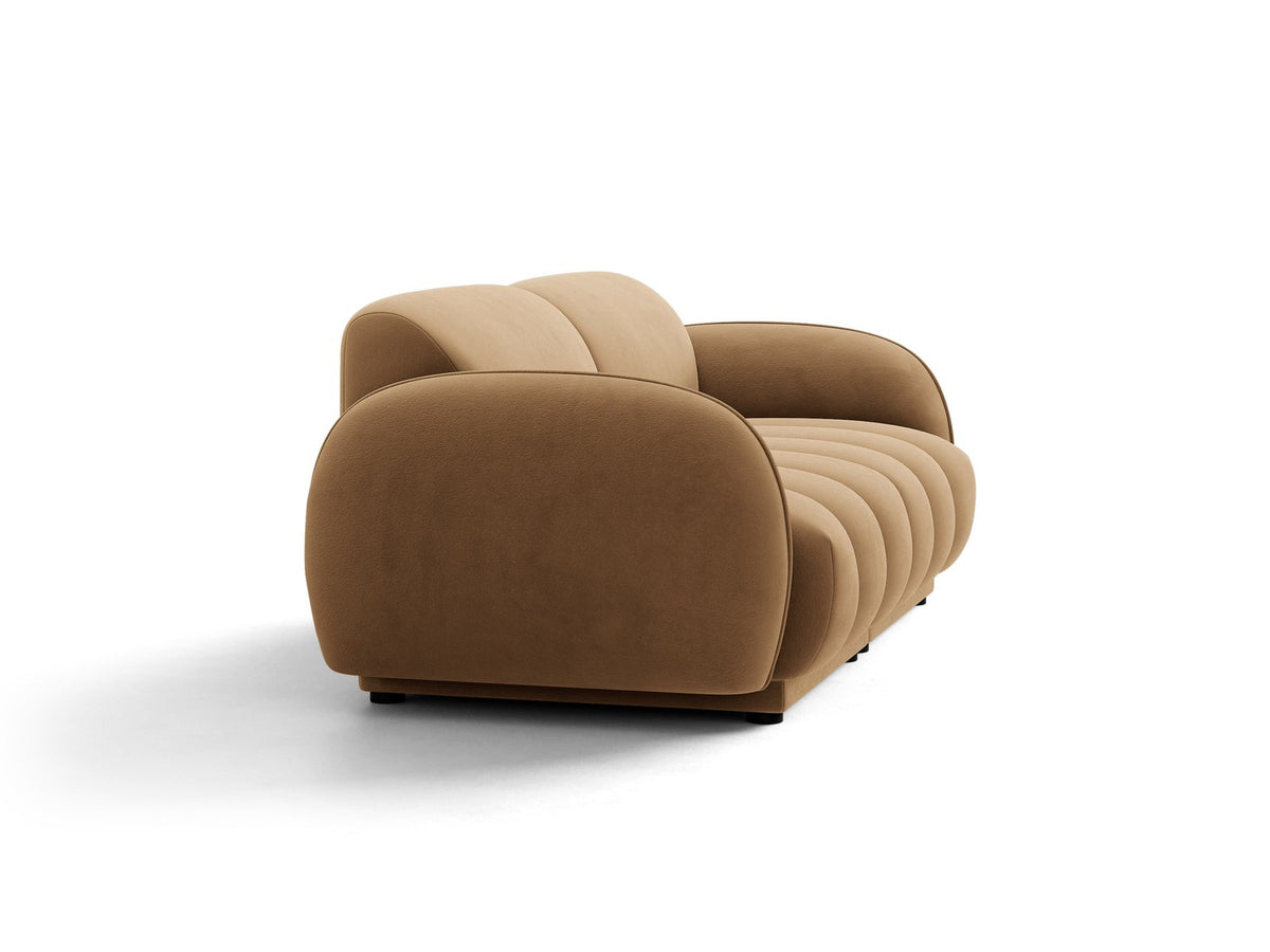 Beige-farbenes 3-Sitzer Sofa mit Samtbezug, schwarzen Kunststoffbeinen und gepolsterter Rückenlehne, Massivholzrahmen, moderne Form.