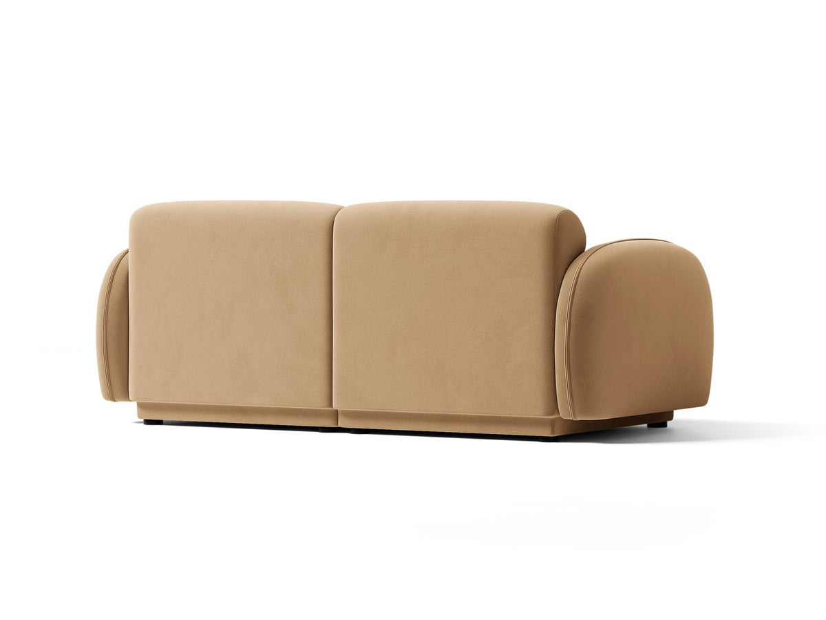 Beige-farbenes 3-Sitzer Sofa mit Samtbezug, schwarzen Kunststoffbeinen und gepolsterter Rückenlehne, Massivholzrahmen, moderne Form.