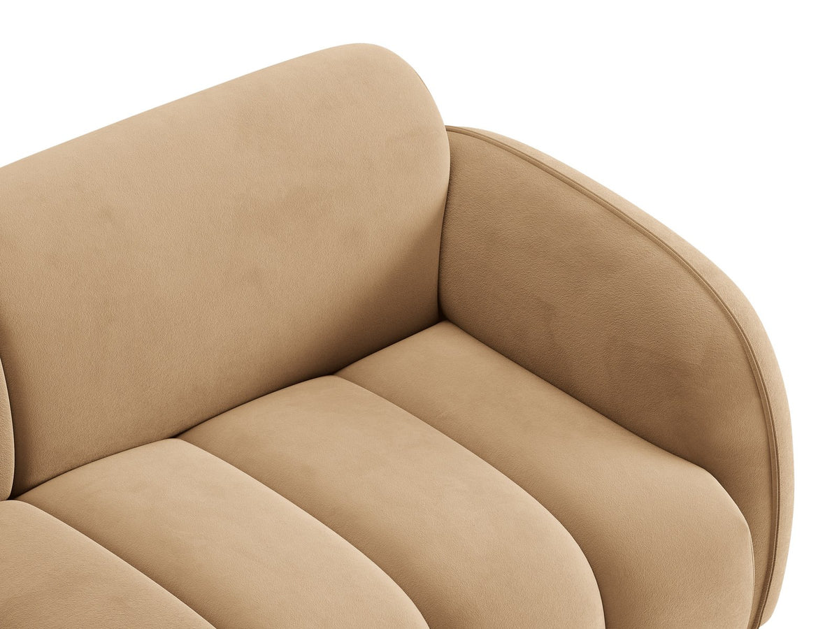 Beige-farbenes 3-Sitzer Sofa mit Samtbezug, schwarzen Kunststoffbeinen und gepolsterter Rückenlehne, Massivholzrahmen, moderne Form.