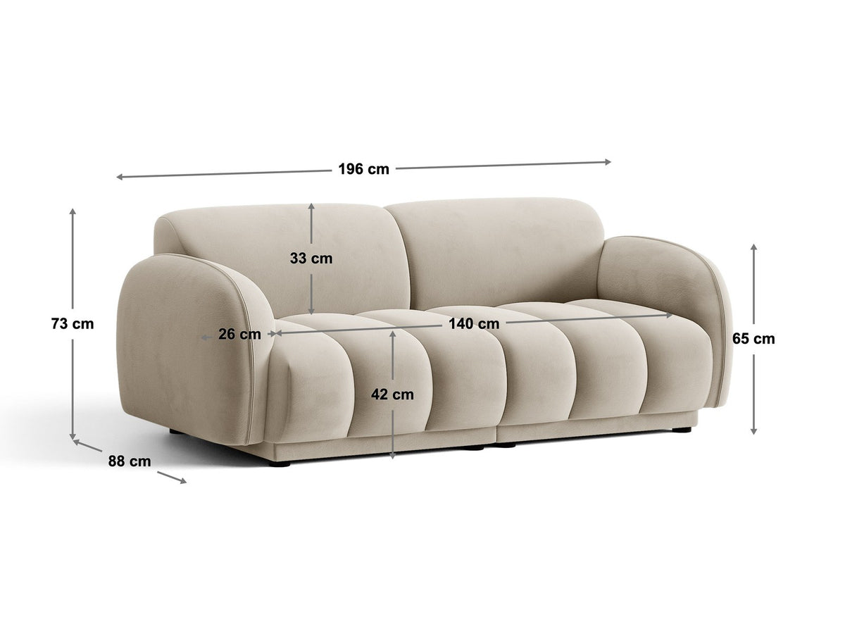 Beige-farbenes 3-Sitzer Sofa mit Samtbezug, schwarzen Kunststoffbeinen und gepolsterter Rückenlehne, Massivholzrahmen, moderne Form.