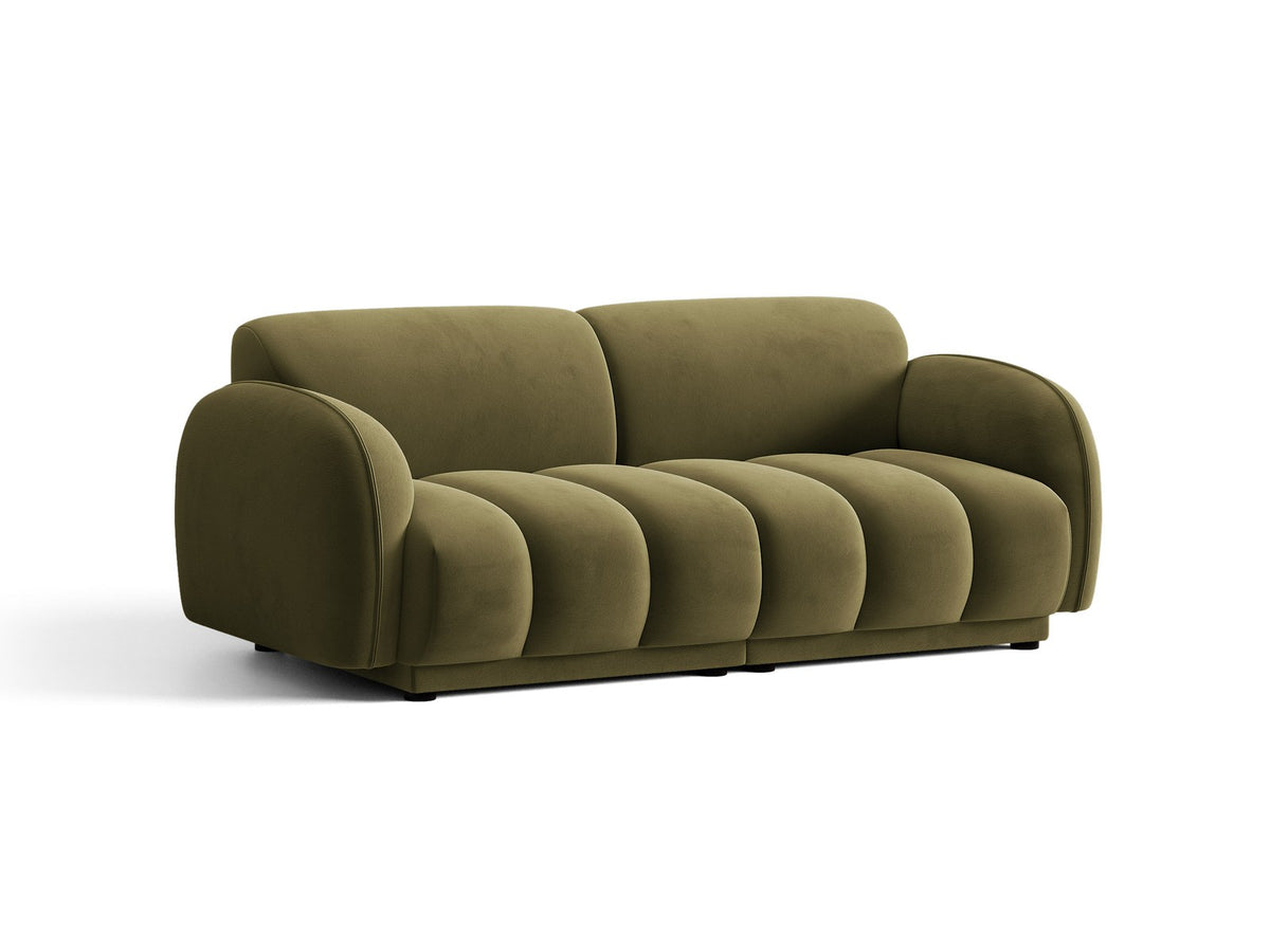 Beige-farbenes 3-Sitzer Sofa mit Samtbezug, schwarzen Kunststoffbeinen und gepolsterter Rückenlehne, Massivholzrahmen, moderne Form.