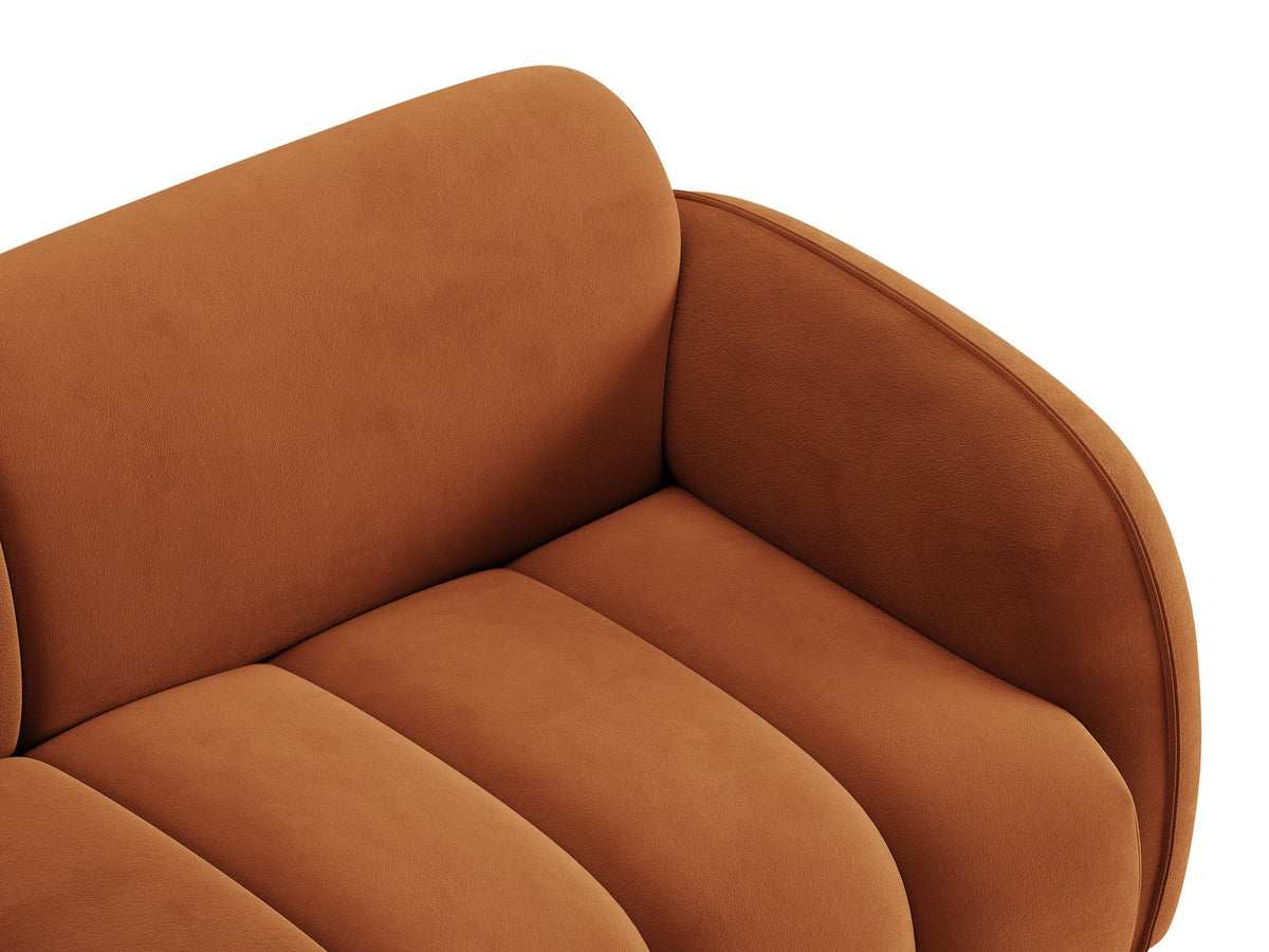 Beige-farbenes 3-Sitzer Sofa mit Samtbezug, schwarzen Kunststoffbeinen und gepolsterter Rückenlehne, Massivholzrahmen, moderne Form.