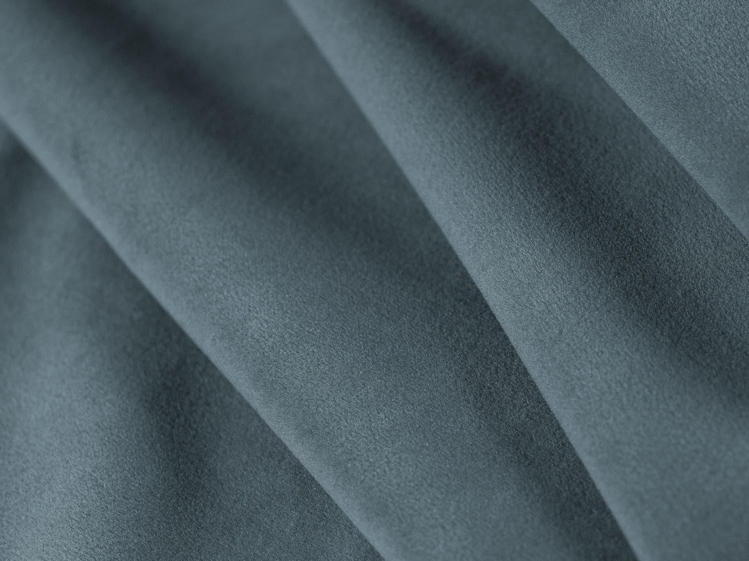Mackay Velour Sofa 3 Sitzer in Pastel Blue präsentiert im Onlineshop von KAQTU Design AG. 3er Sofa ist von Cosmopolitan Design