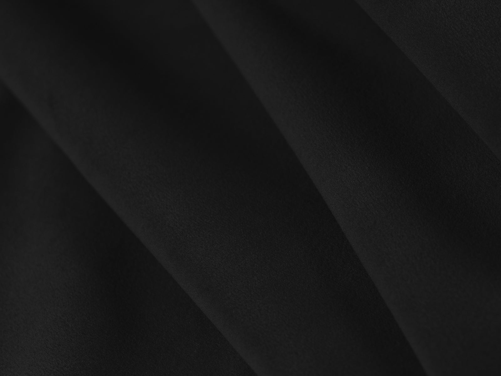 Mackay Velour Sofa 3 Sitzer in Black präsentiert im Onlineshop von KAQTU Design AG. 3er Sofa ist von Cosmopolitan Design