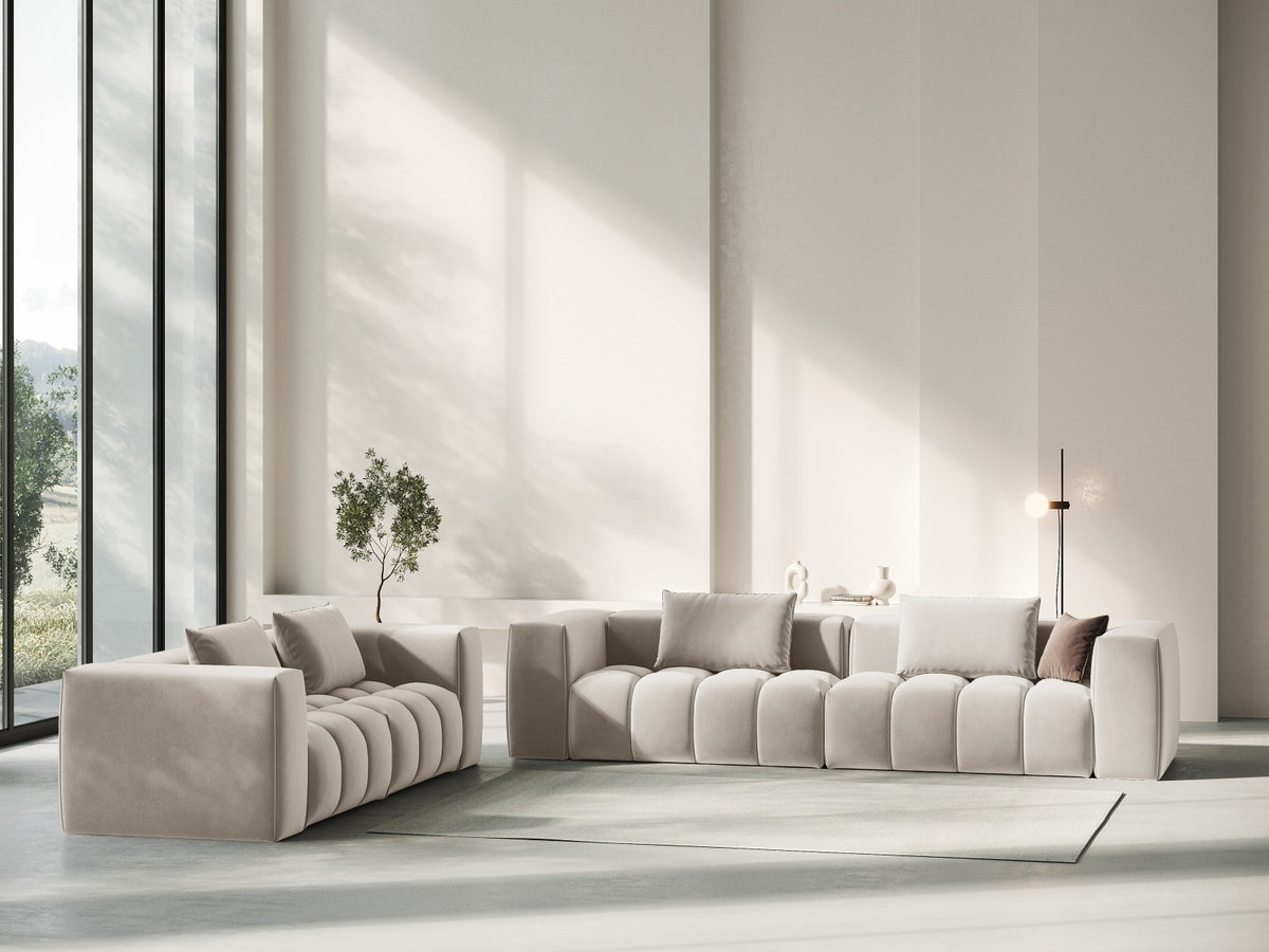 Modulares 3er Sofa Verona in Sand-Casino Samtstoff mit Massivholzrahmen und schwarzen Kunststoffbeinen, Cosmopolitan Design.