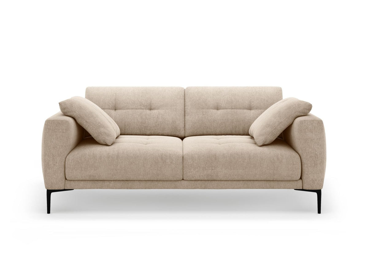 Beige-Sorella 3-Sitzer Sofa mit Strukturstoff, Massivholzrahmen und schwarzen Metallbeinen, klassische Sofaform mit gerader Rückenlehne.