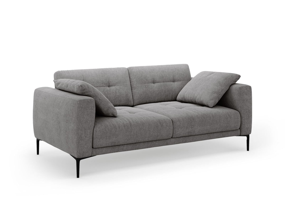 Beige-Sorella 3-Sitzer Sofa mit Strukturstoff, Massivholzrahmen und schwarzen Metallbeinen, klassische Sofaform mit gerader Rückenlehne.