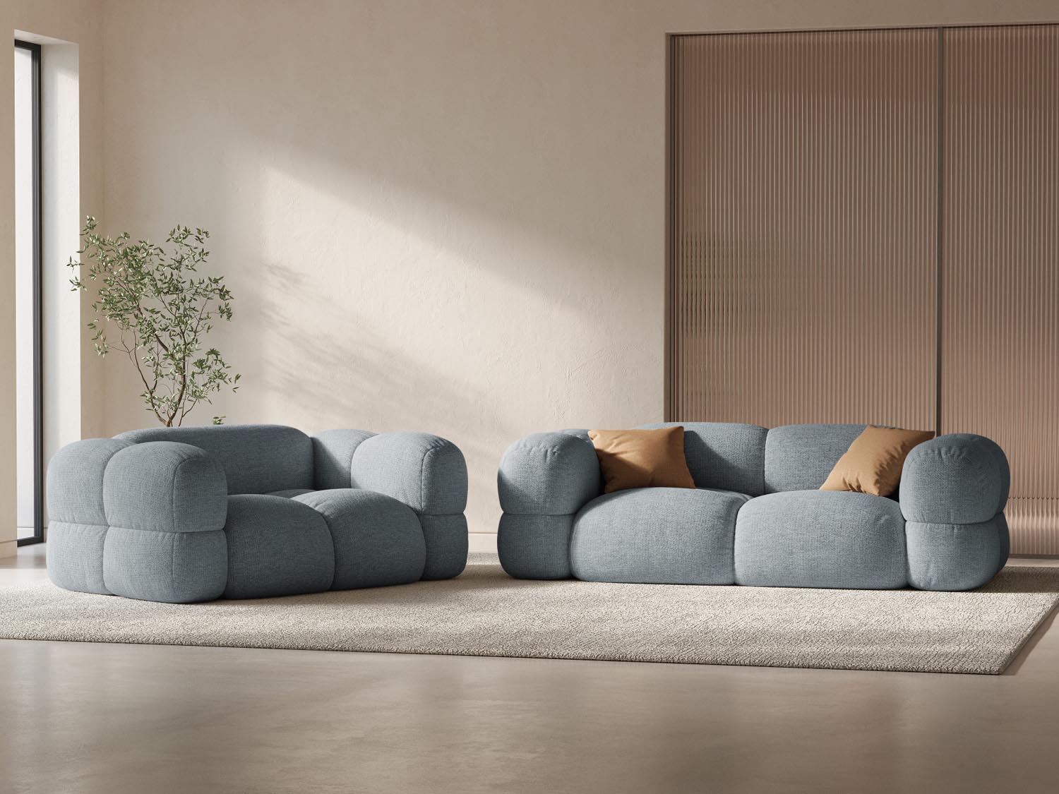 Elegantes Loretto 3-Sitzer Sofa in Pastellblau, stilvoll inszeniert in einem modernen Wohnambiente.