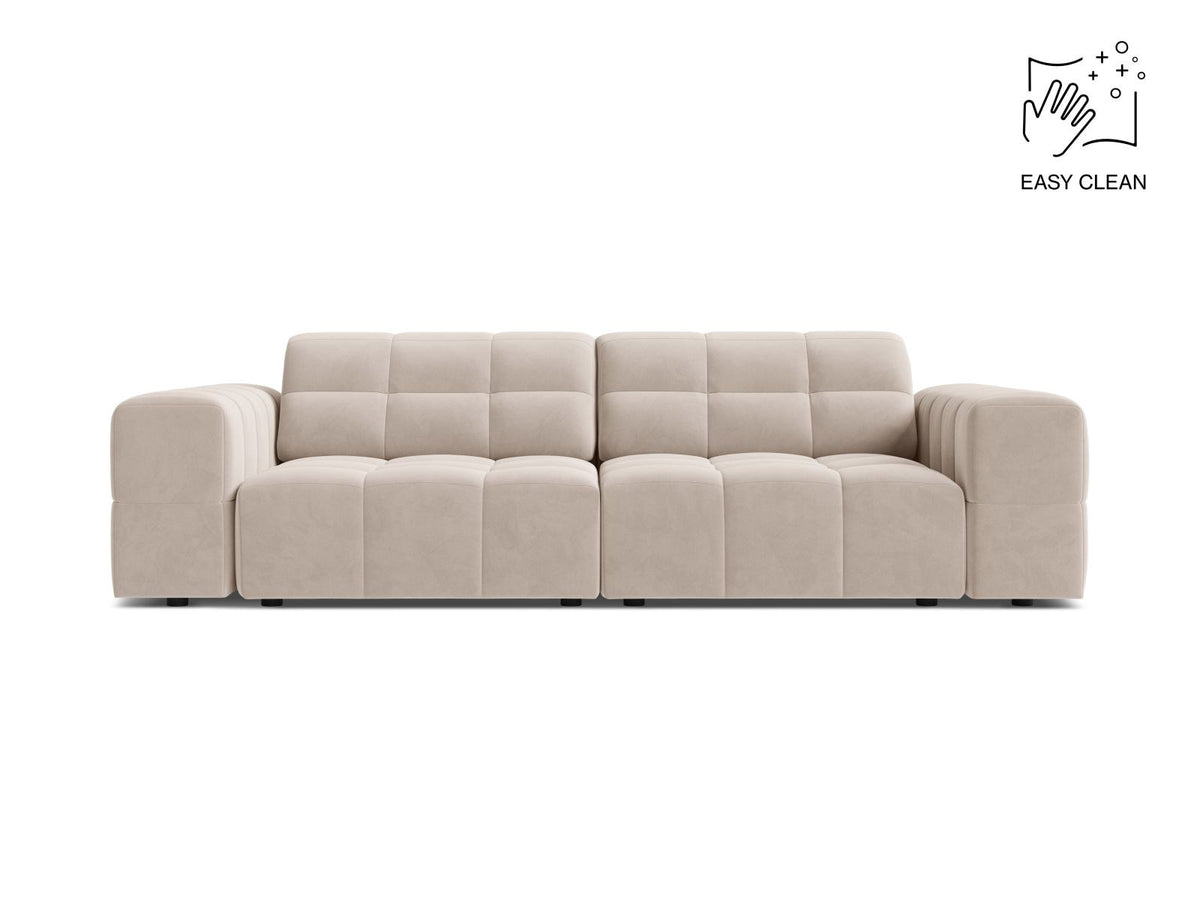 3-Sitzer Sofa Chicago in Light Beige-Venus Samtstoff mit Massivholzrahmen, gepolsterter Sitzfläche und schwarzen Kunststoffbeinen.