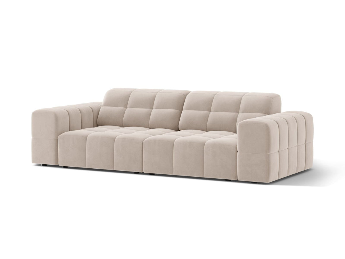 3-Sitzer Sofa Chicago in Light Beige-Venus Samtstoff mit Massivholzrahmen, gepolsterter Sitzfläche und schwarzen Kunststoffbeinen.