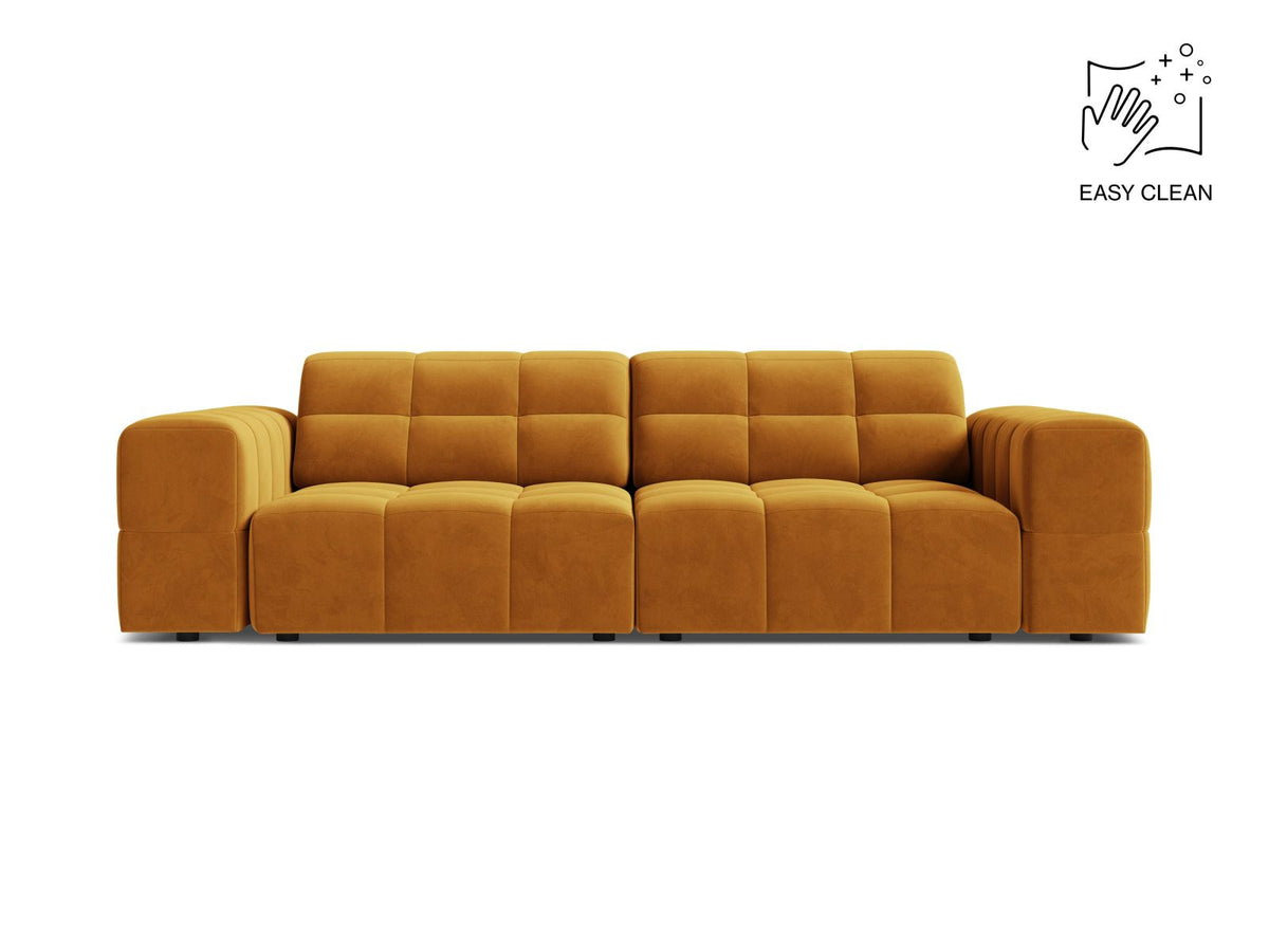 3-Sitzer Sofa Chicago in Light Beige-Venus Samtstoff mit Massivholzrahmen, gepolsterter Sitzfläche und schwarzen Kunststoffbeinen.