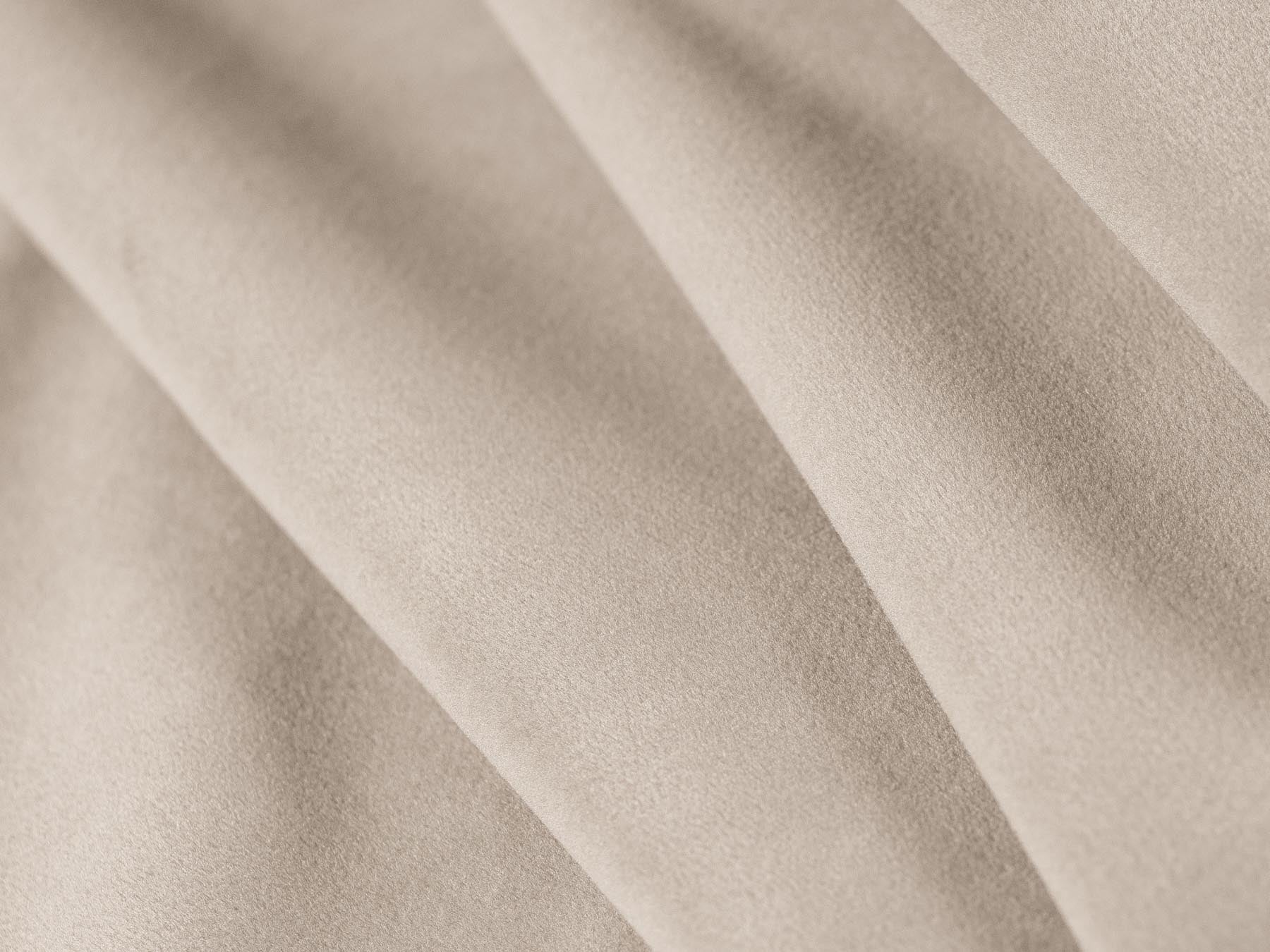 Elegantes 3-Sitzer Sofa Gomera in neutralem Beige, ideal für moderne Wohnkonzepte und entspannte Stunden im Wohnzimmer.