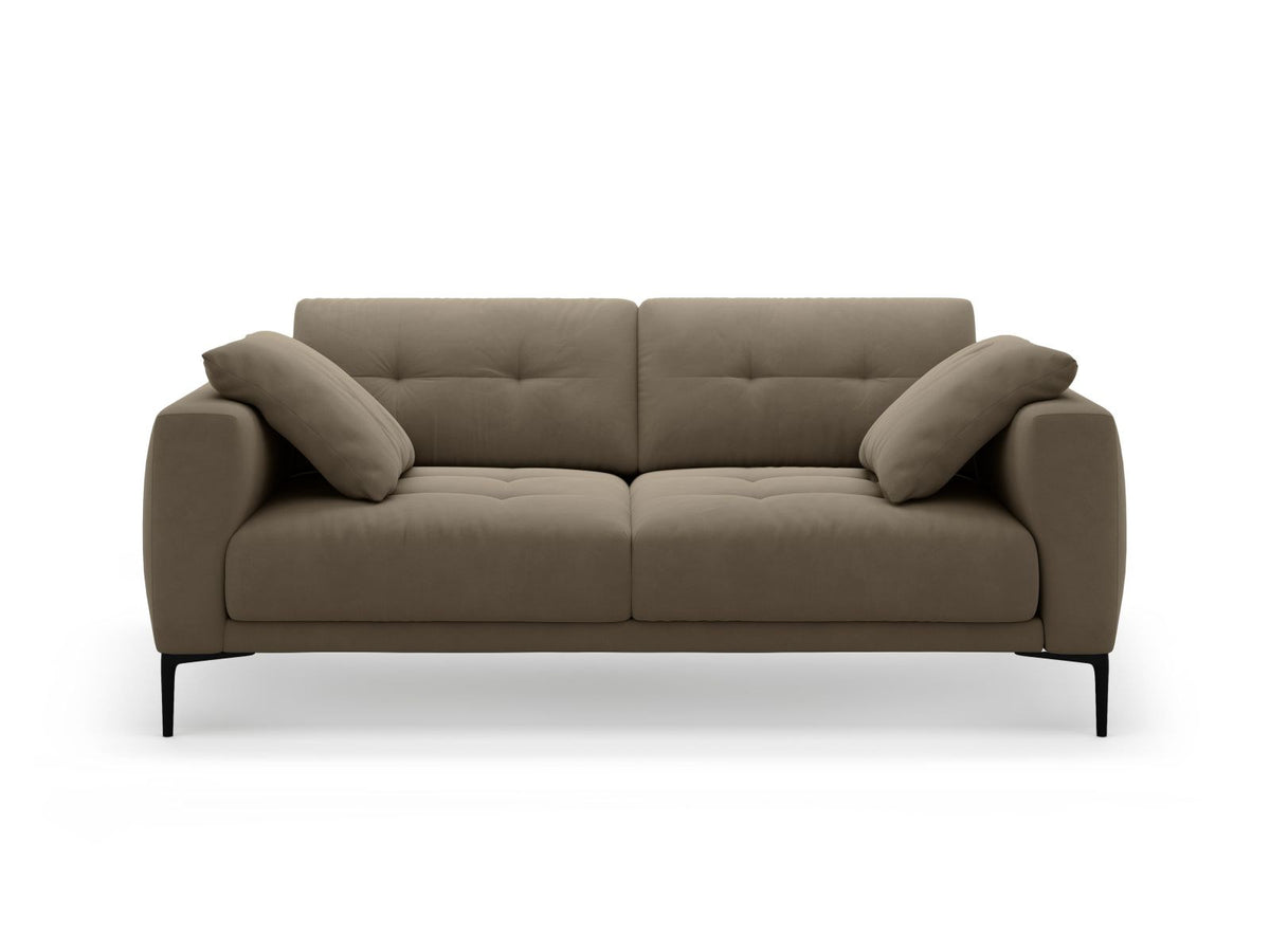 3er Sofa Lazio von Cosmopolitan Design mit Veloursstoff-Bezug in Beige-Salvador, Massivholzrahmen und schwarzen Metallbeinen aus Stahl.
