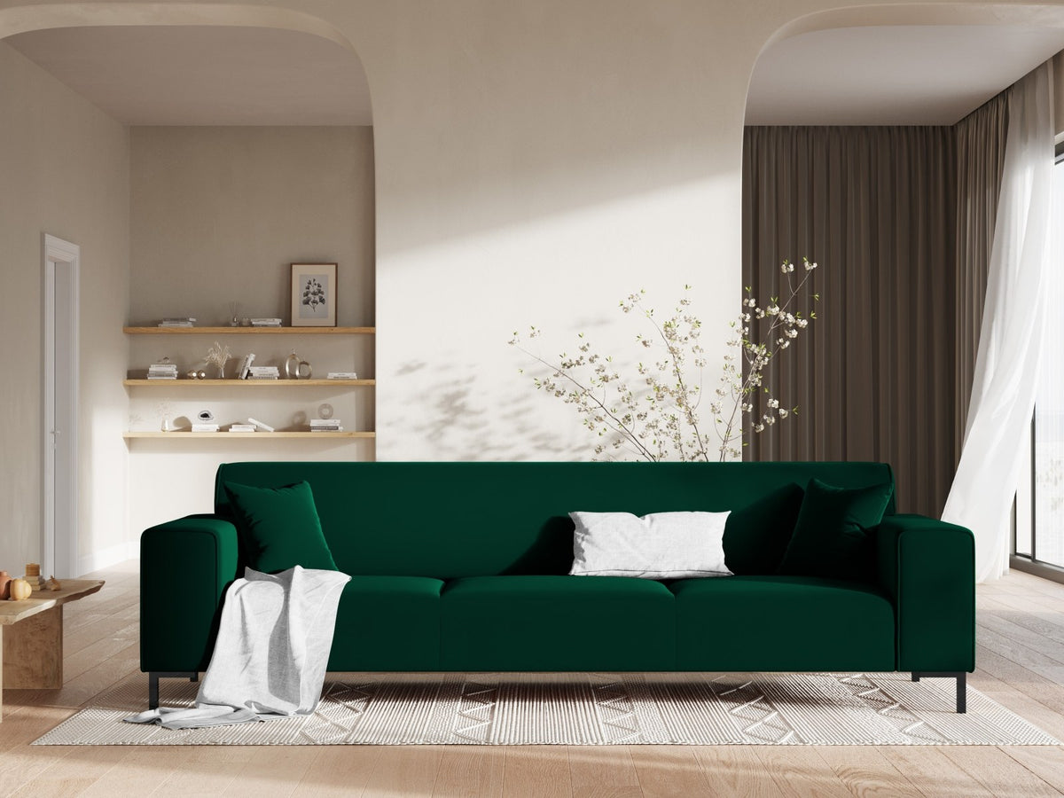 Dreisitzer-Sofa mit schwarzem Samtbezug (Salvador), Massivholzrahmen und schwarzen Kunststoffbeinen, Breite 232 cm.