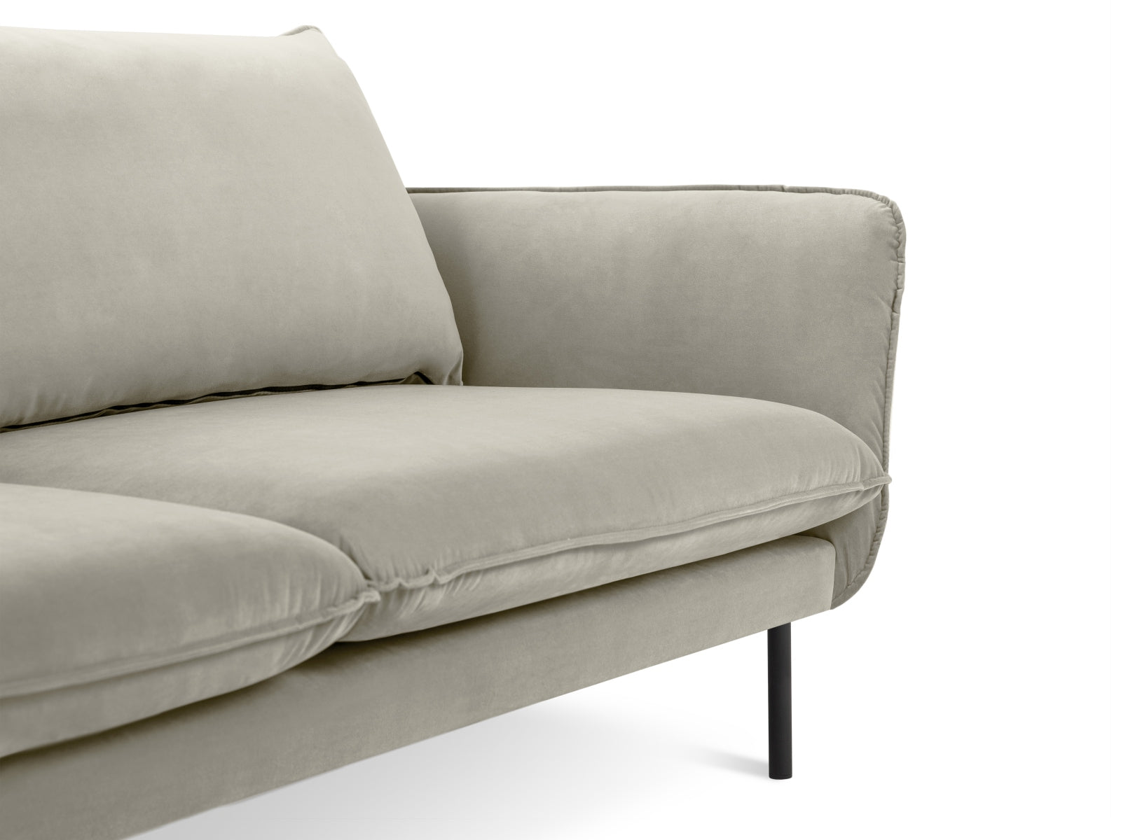 Stilvolles 3-Sitzer Sofa aus hochwertigem Velours von Cosmopolitan Design. Perfekt für kleine Wohnräume, vereint Komfort und Eleganz.