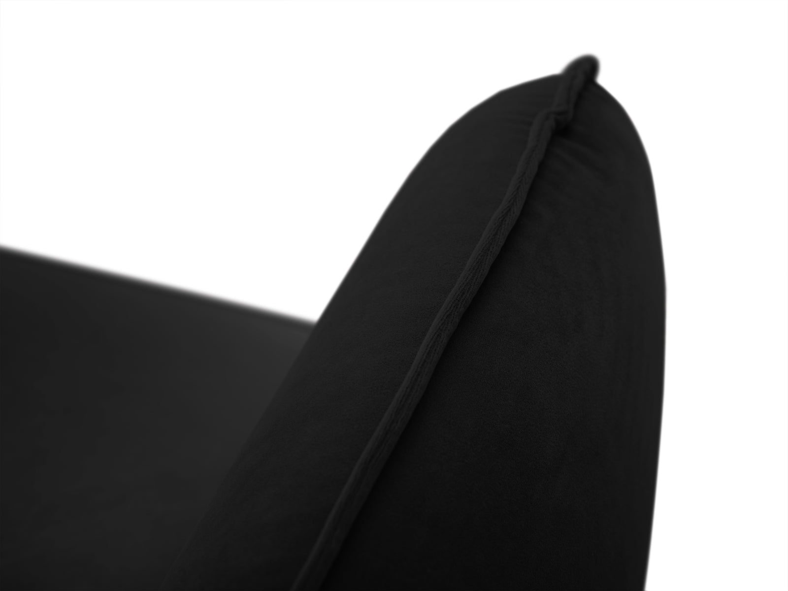 Elegantes 3-Sitzer Sofa aus luxuriösem Velours von Cosmopolitan Design. Ideal für kleine Räume, bietet es hohen Komfort und stilvolles Design.