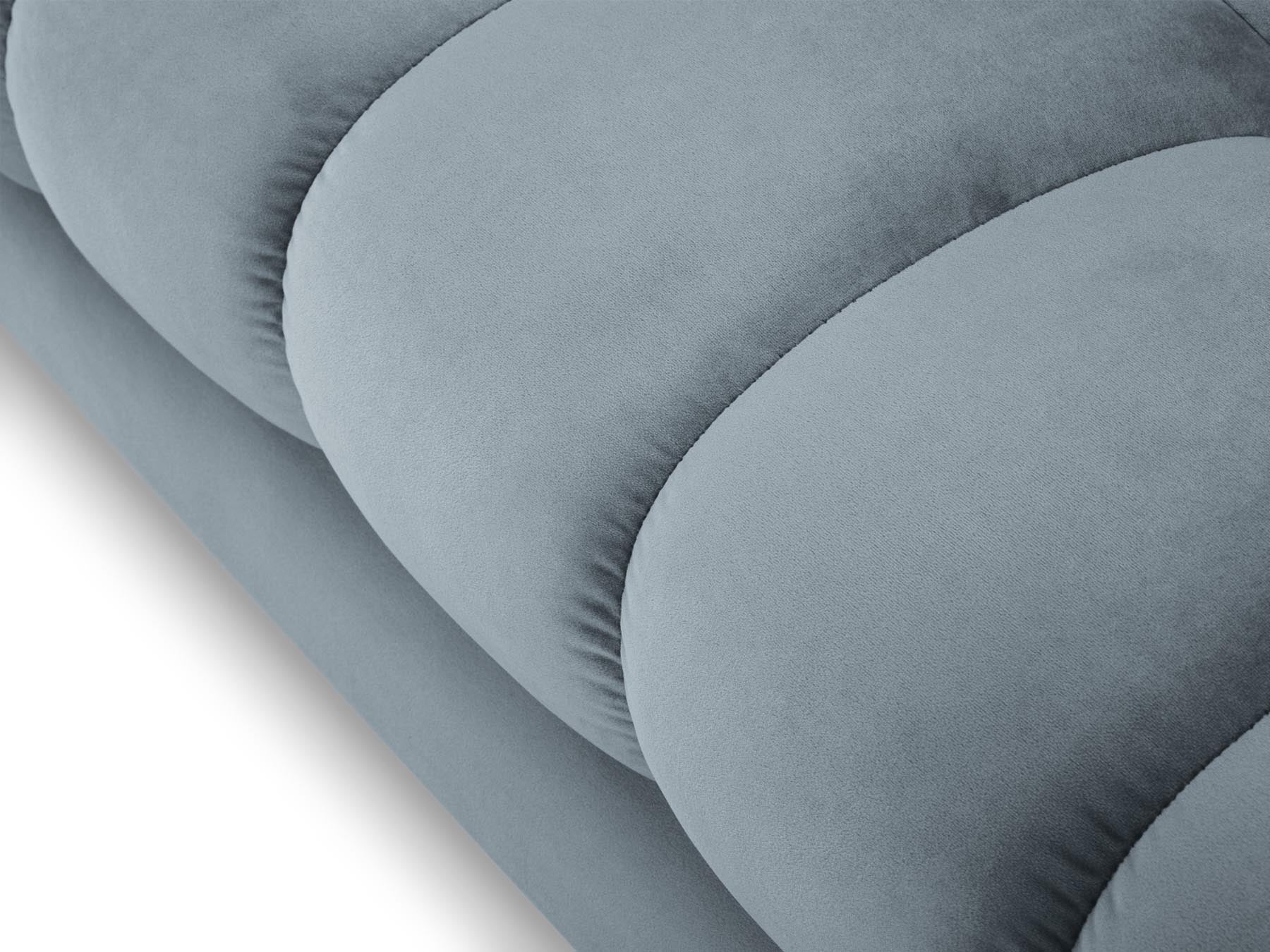Modernes 3-Sitzer Sofa Bali in zartem Hellblau, perfekt für gemütliche Wohnzimmer. Hochwertige Verarbeitung von Cosmopolitan Design.