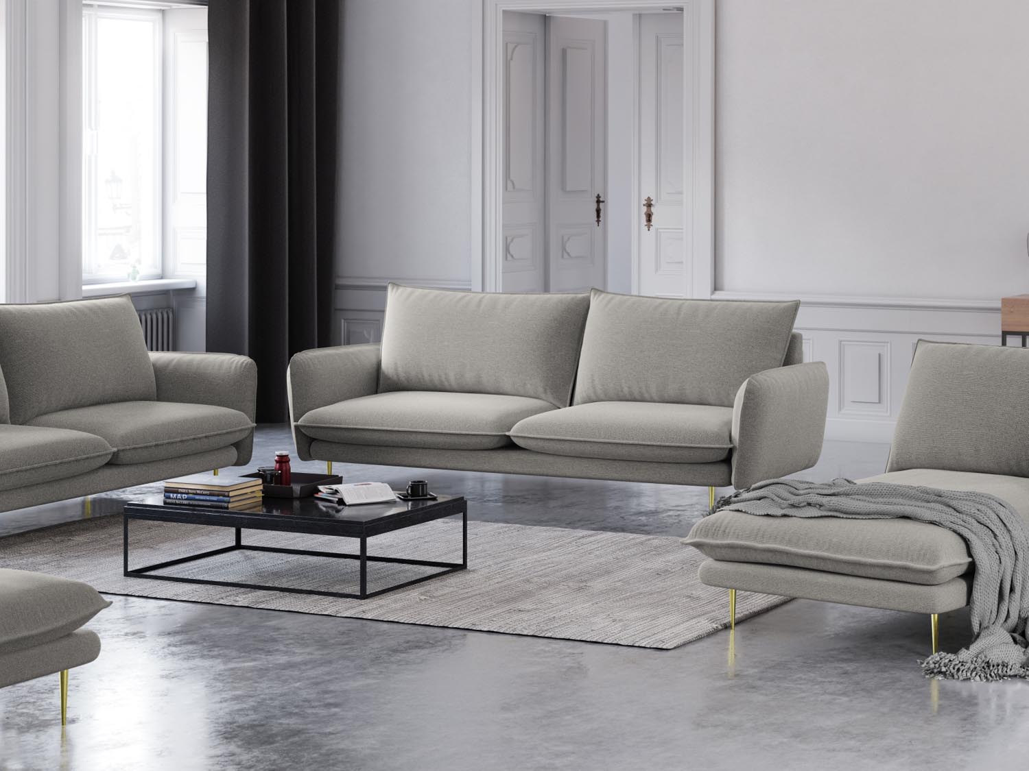 Elegantes 3-Sitzer Sofa "Vienna" in hellem Grau mit goldenen Akzenten, ideal für stilvolle Wohnräume. Hochwertiges Design von Cosmopolitan.