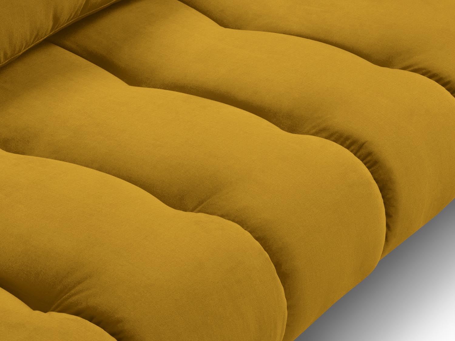 Erleben Sie das stilvolle Hastings Velour Sofa 3 Sitzer von Cosmopolitan Design. Ideal für Ihr Wohnzimmer, vereint es modernen Komfort mit edlem Flair.