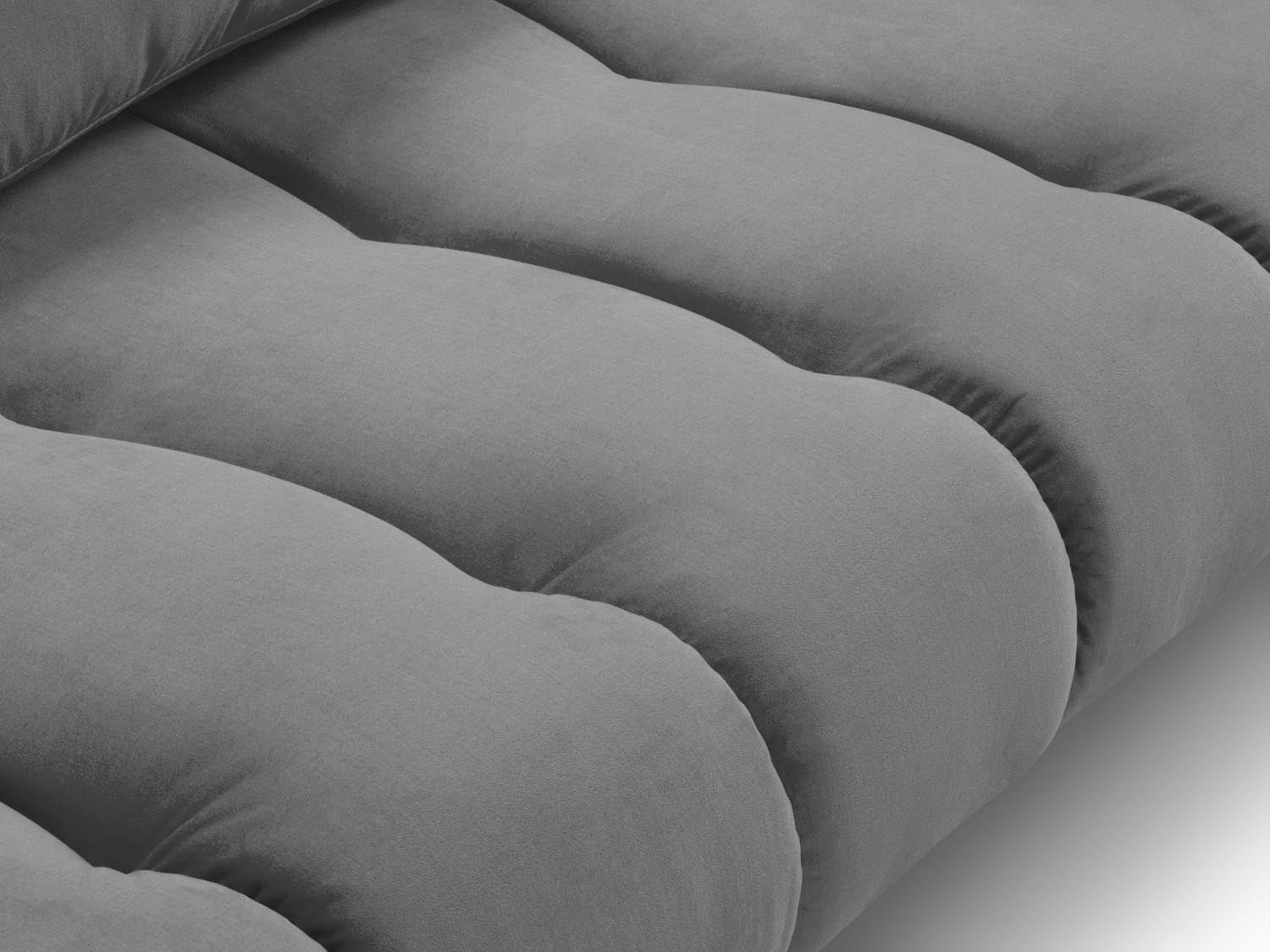 Erleben Sie das stilvolle Hastings Velour Sofa 3 Sitzer von Cosmopolitan Design. Ideal für Ihr Wohnzimmer, vereint es modernen Komfort mit edlem Flair.