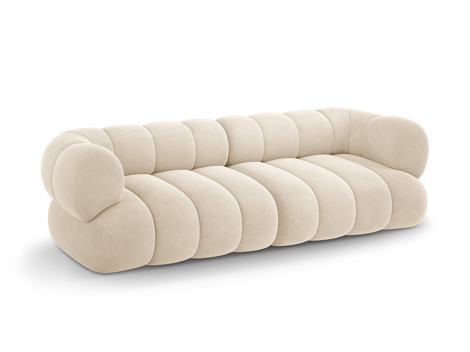 Stilvolles 4-Sitzer Velour Sofa Koge in sanftem Beige, perfekt für moderne Wohnkonzepte und gemütliche Entspannung.