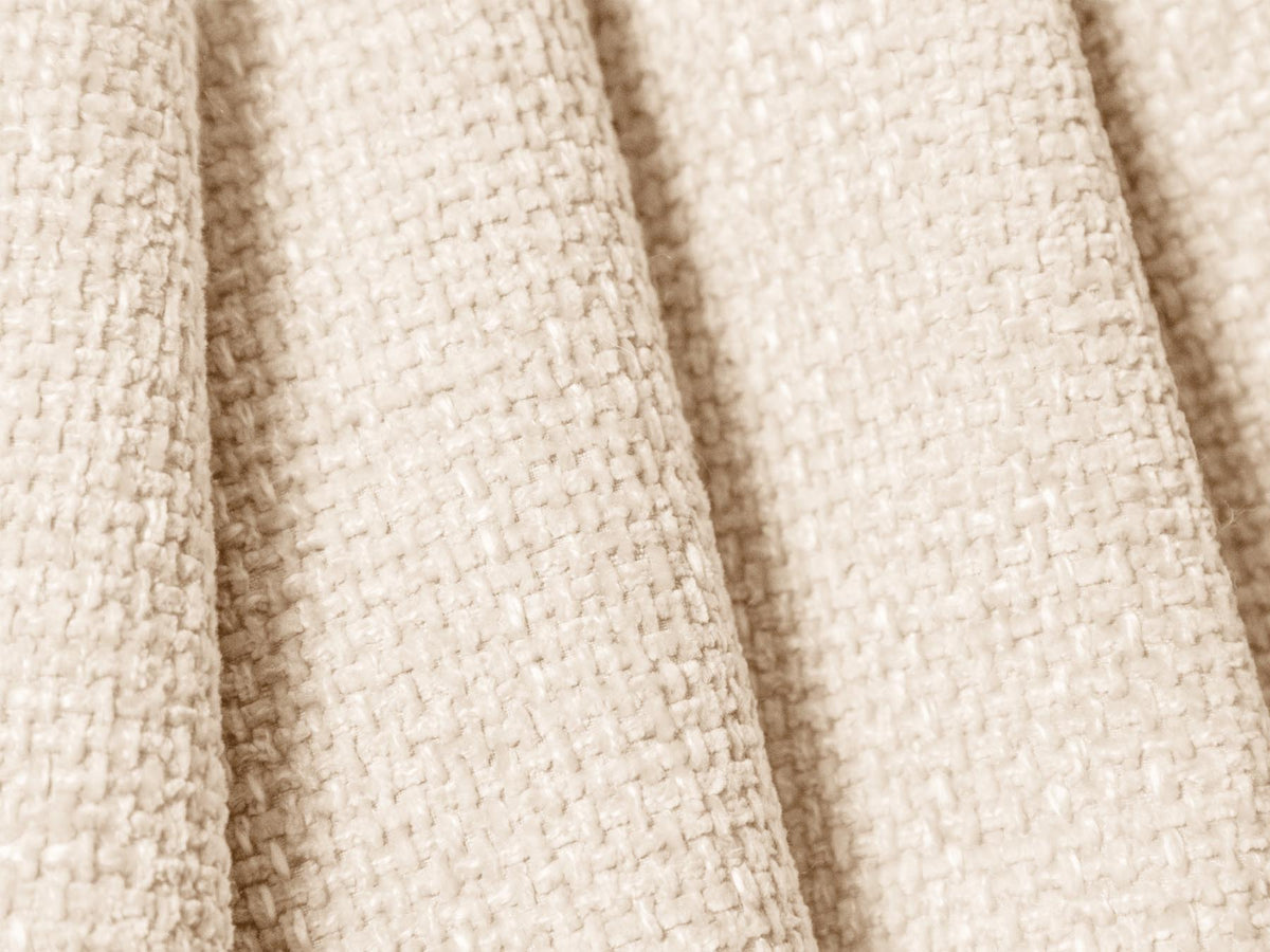 Sofa Matera, 4er Sofa mit Stoffbezug, geneigter Rückenlehne und schwarzen Kunststoffbeinen