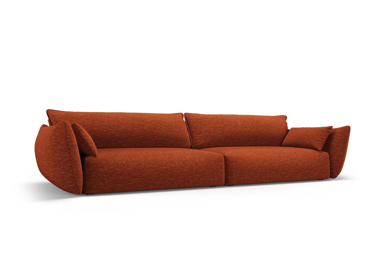 Sofa Matera, 4er Sofa mit Stoffbezug, geneigter Rückenlehne und schwarzen Kunststoffbeinen