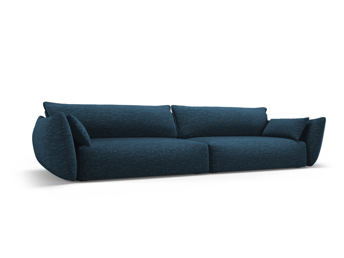 Sofa Matera, 4er Sofa mit Stoffbezug, geneigter Rückenlehne und schwarzen Kunststoffbeinen