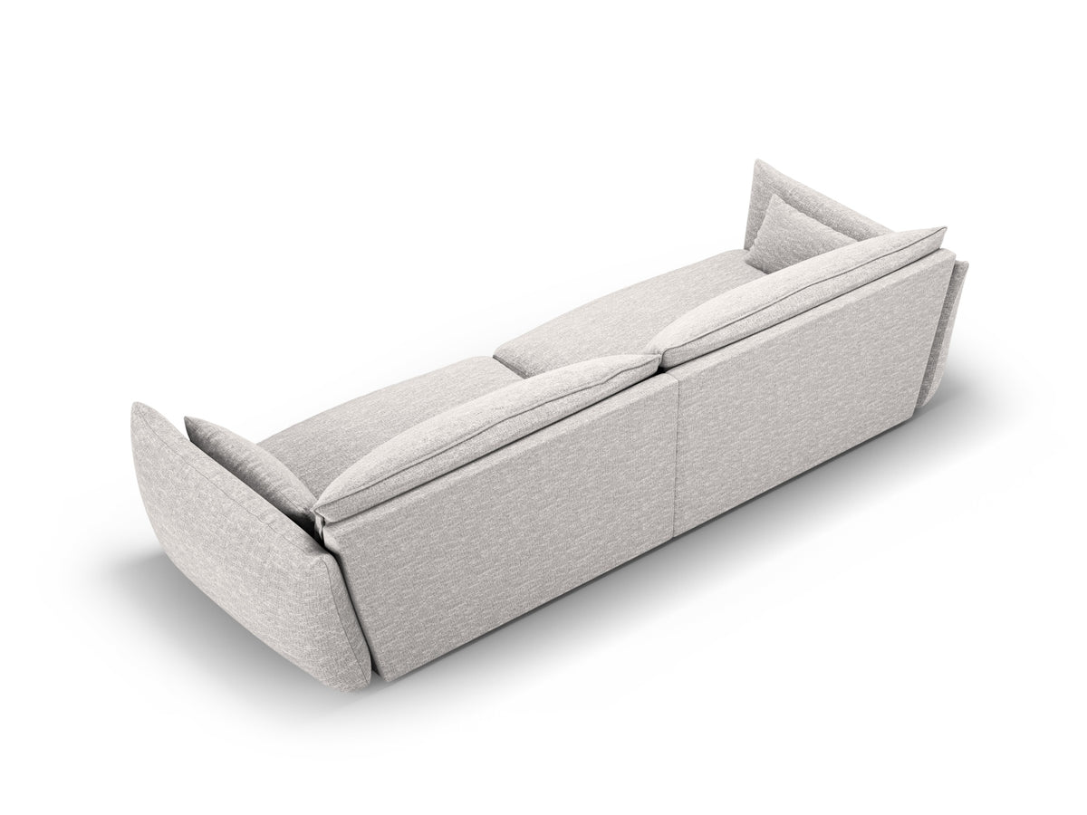 Sofa Matera, 4er Sofa mit Stoffbezug, geneigter Rückenlehne und schwarzen Kunststoffbeinen