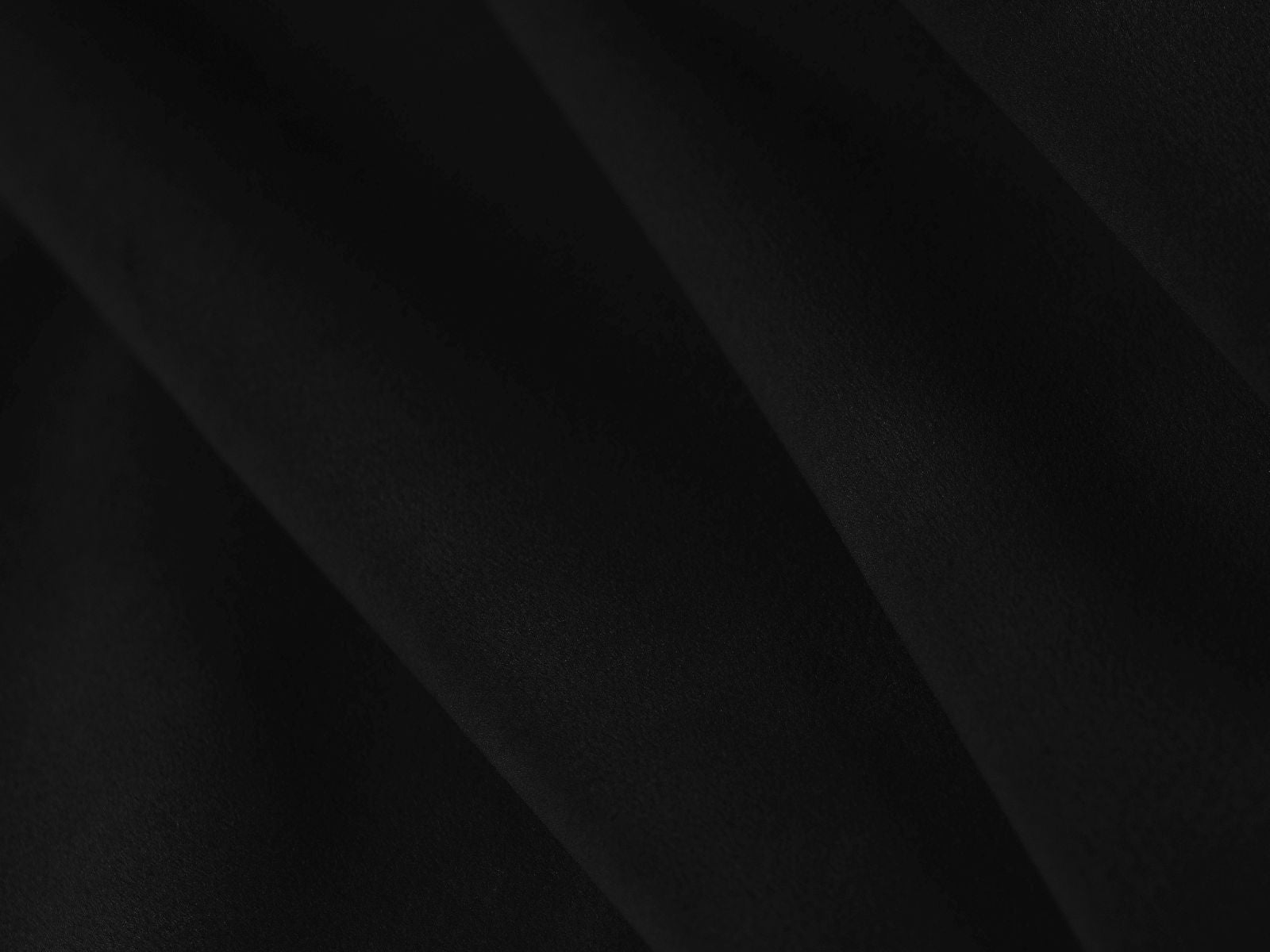 Modernes 4-Sitzer Sofa Aveiro in stilvollem Schwarz, perfekt für gemütliche Abende und stilvolle Einrichtung, erhältlich bei KAQTU.
