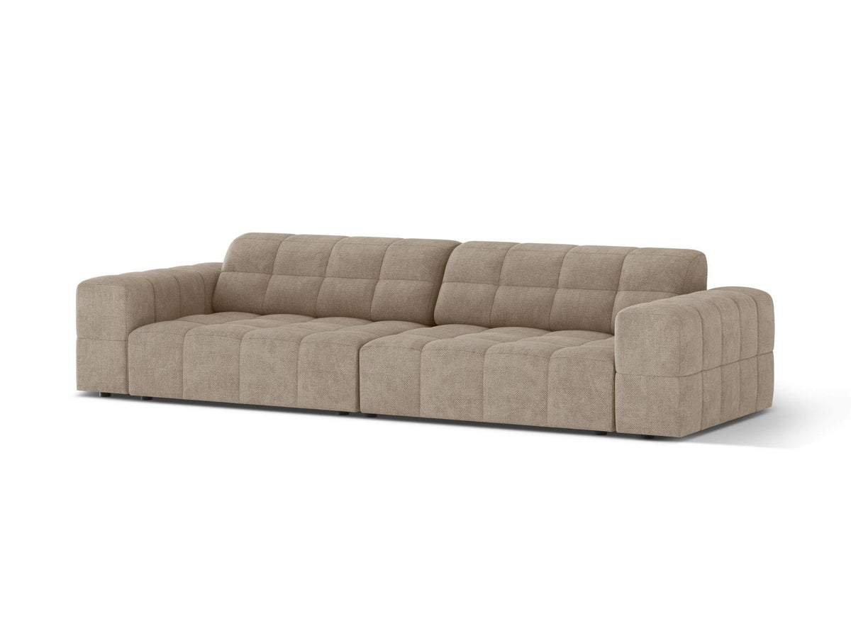 Beiges 4-Sitzer Sofa mit Chenille-Bezug, Massivholzrahmen und schwarzen Kunststoffbeinen, gerade Rückenlehne und breite Sitzfläche.