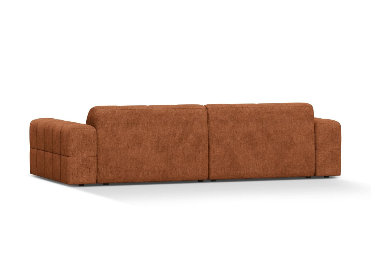 Beiges 4-Sitzer Sofa mit Chenille-Bezug, Massivholzrahmen und schwarzen Kunststoffbeinen, gerade Rückenlehne und breite Sitzfläche.