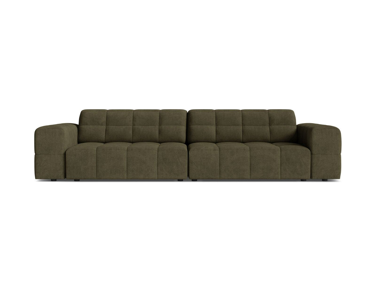 Beiges 4-Sitzer Sofa mit Chenille-Bezug, Massivholzrahmen und schwarzen Kunststoffbeinen, gerade Rückenlehne und breite Sitzfläche.