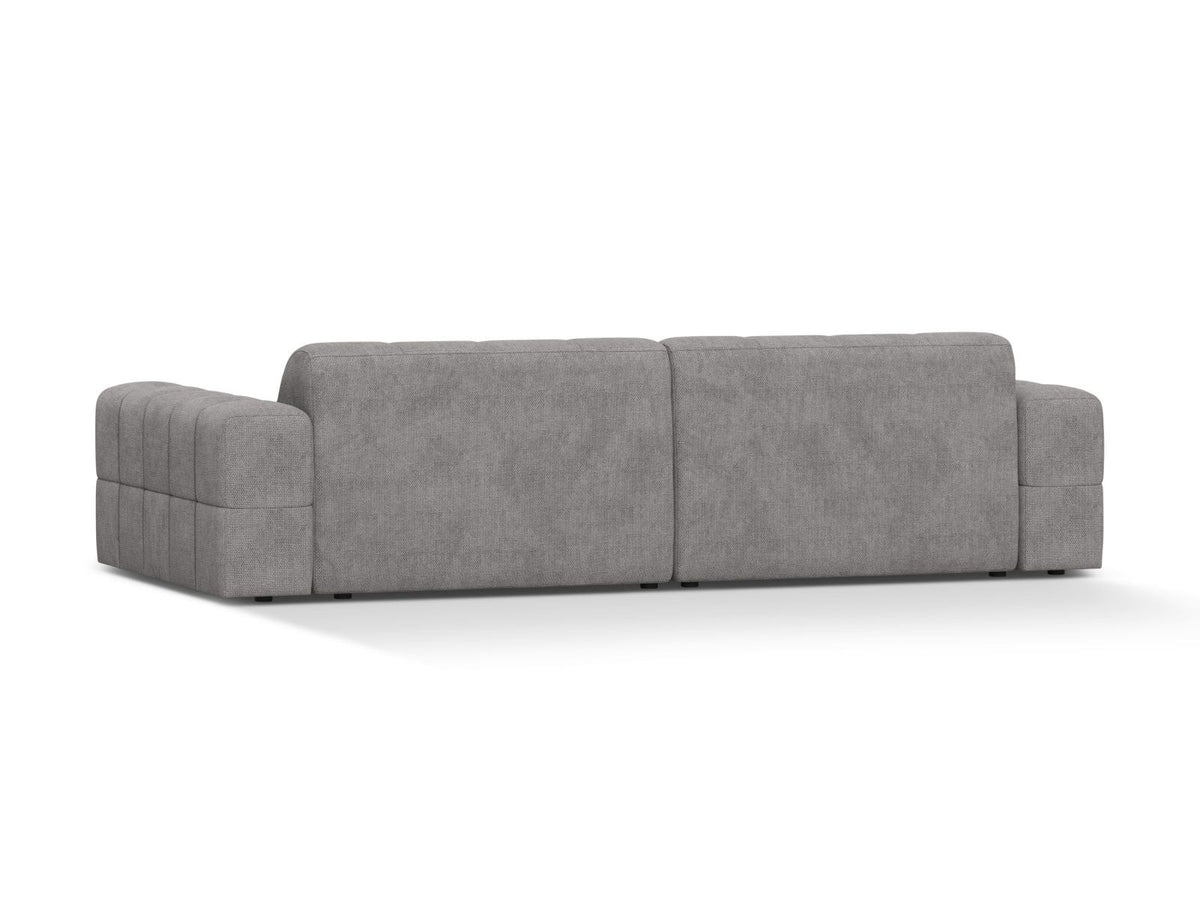 Beiges 4-Sitzer Sofa mit Chenille-Bezug, Massivholzrahmen und schwarzen Kunststoffbeinen, gerade Rückenlehne und breite Sitzfläche.