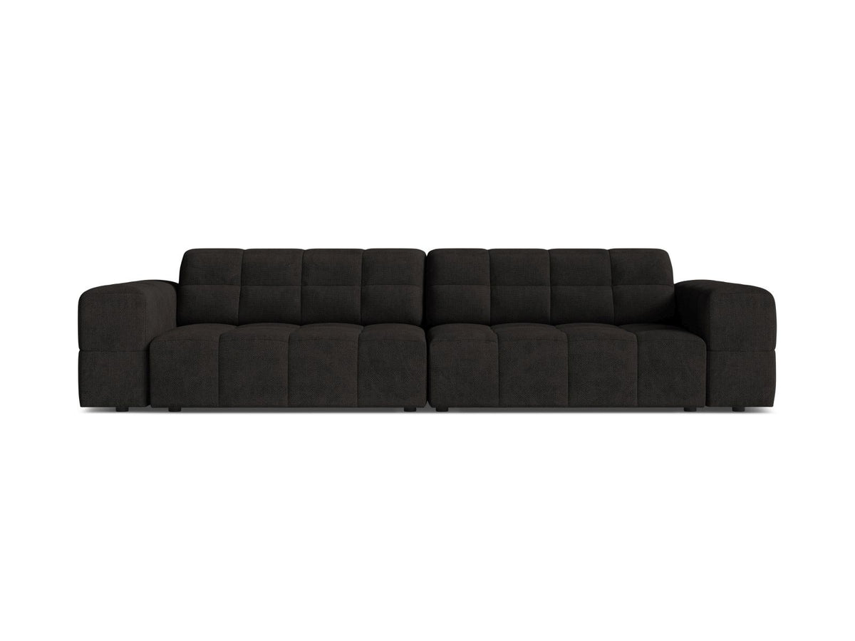 Beiges 4-Sitzer Sofa mit Chenille-Bezug, Massivholzrahmen und schwarzen Kunststoffbeinen, gerade Rückenlehne und breite Sitzfläche.