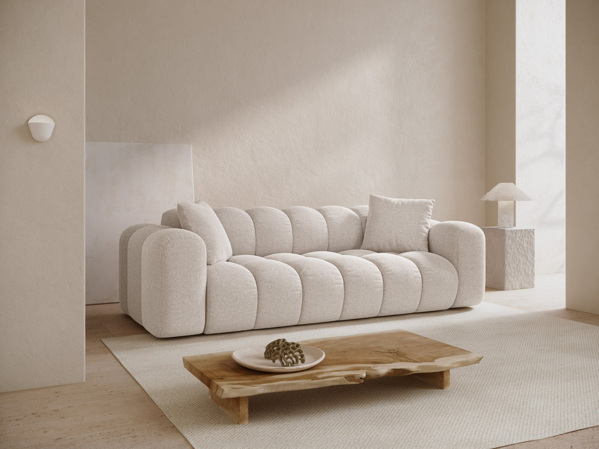 4er Sofa Treno mit gepolstertem Stoffbezug, niedriger Rückenlehne und schwarzen Beinen