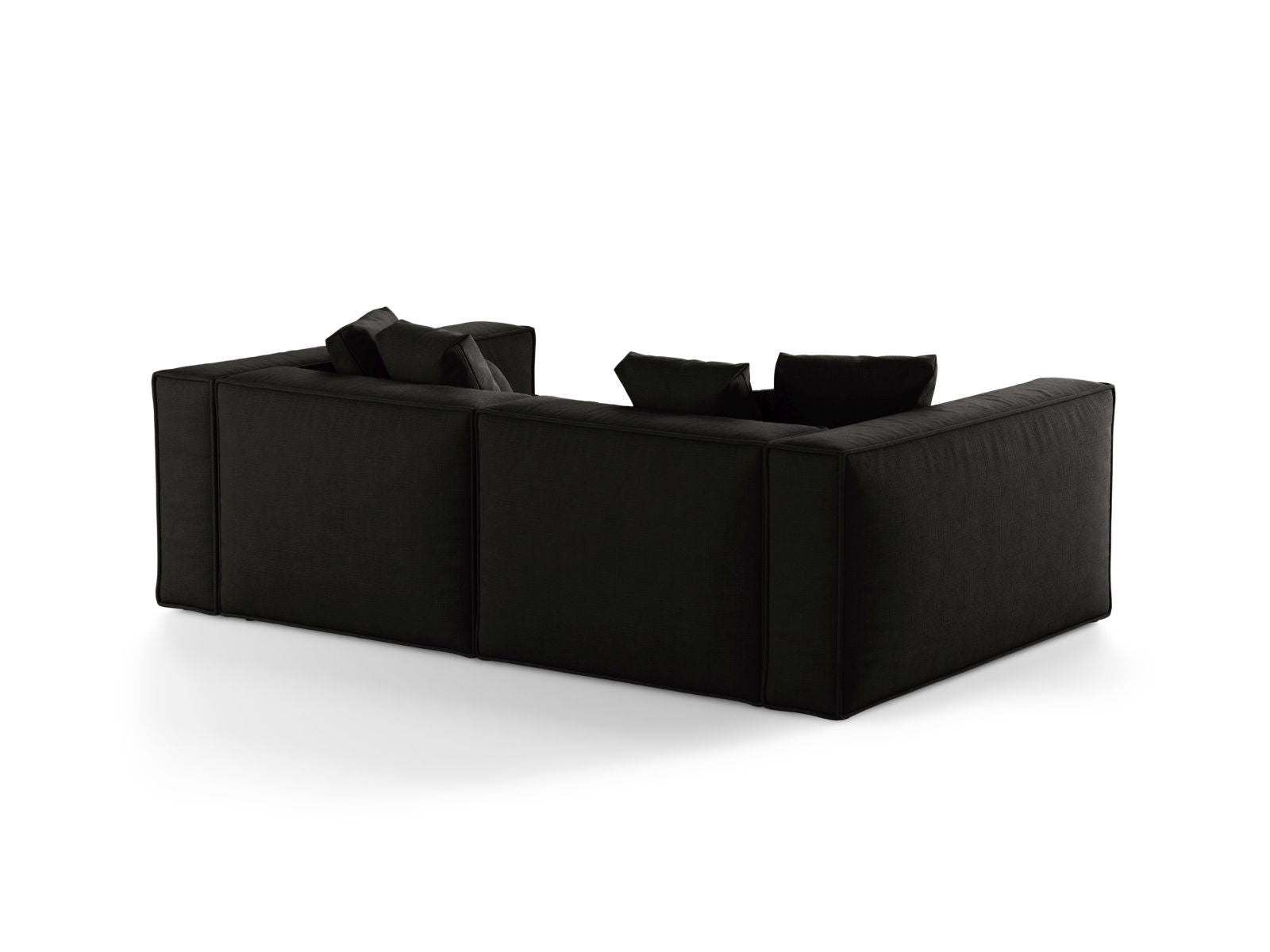 Elegantes 4-Sitzer Sofa Aveiro in zeitlosem Schwarz, ideal für stilvolle Wohnräume und entspannte Stunden, erhältlich bei Cosmopolitan Design.