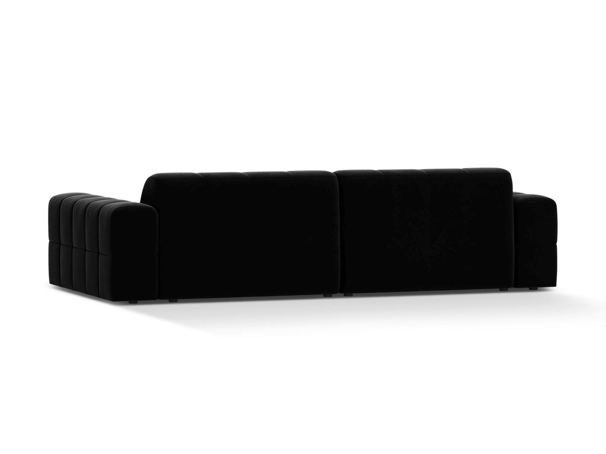 Beiges 4-Sitzer Sofa Chicago aus Samtstoff Venus mit schwarzen Kunststoffbeinen und leicht abgewinkelter Rückenlehne.
