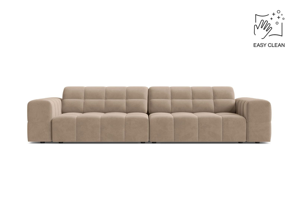 Beiges 4-Sitzer Sofa Chicago aus Samtstoff Venus mit schwarzen Kunststoffbeinen und leicht abgewinkelter Rückenlehne.