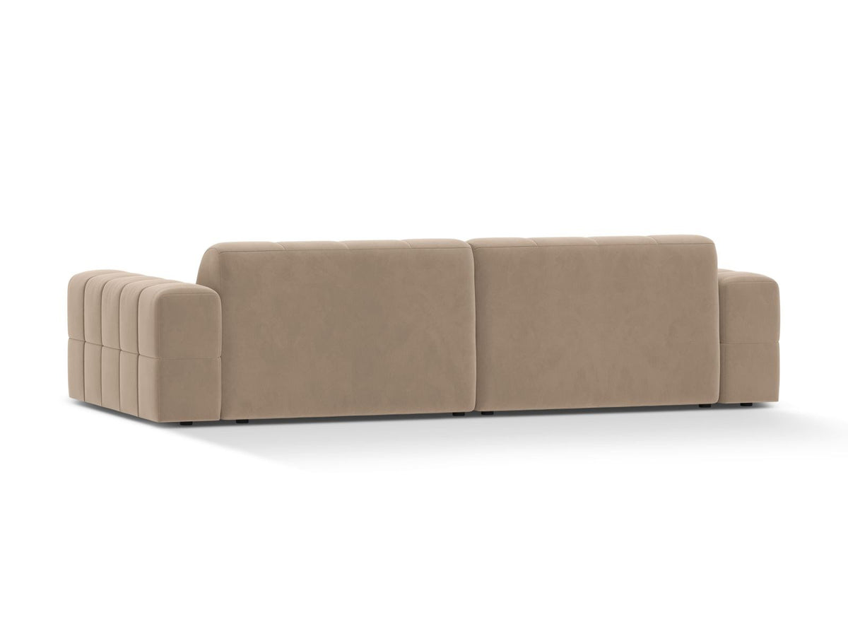 Beiges 4-Sitzer Sofa Chicago aus Samtstoff Venus mit schwarzen Kunststoffbeinen und leicht abgewinkelter Rückenlehne.