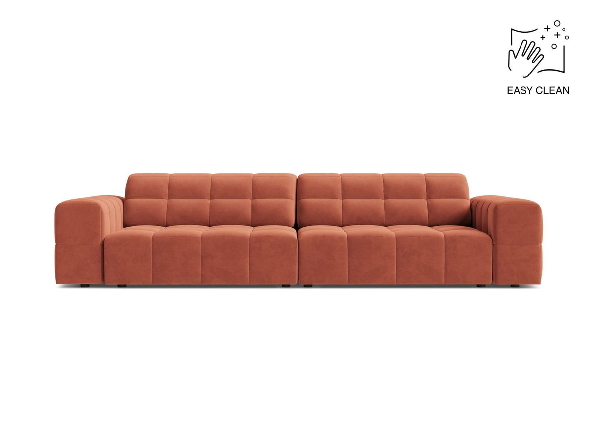 Beiges 4-Sitzer Sofa Chicago aus Samtstoff Venus mit schwarzen Kunststoffbeinen und leicht abgewinkelter Rückenlehne.