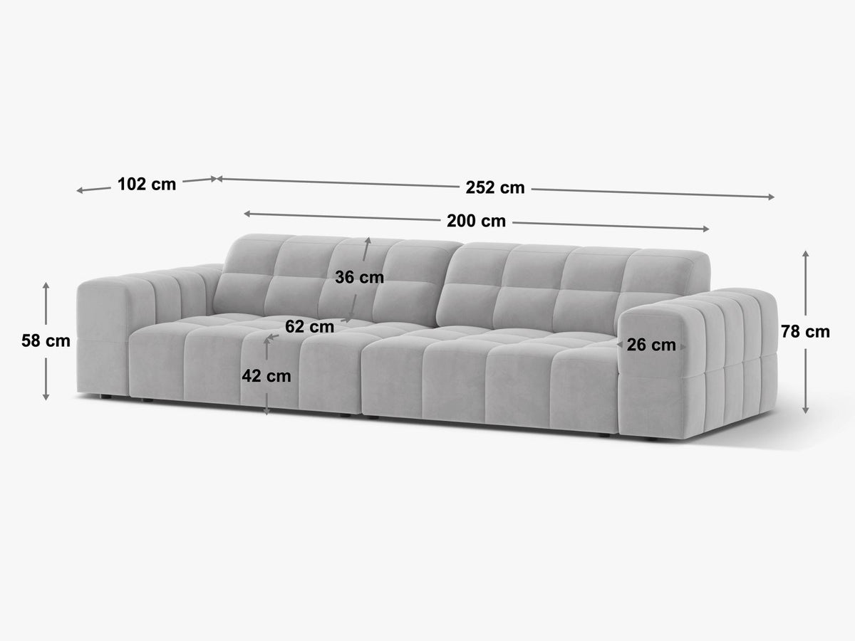 Beiges 4-Sitzer Sofa Chicago aus Samtstoff Venus mit schwarzen Kunststoffbeinen und leicht abgewinkelter Rückenlehne.