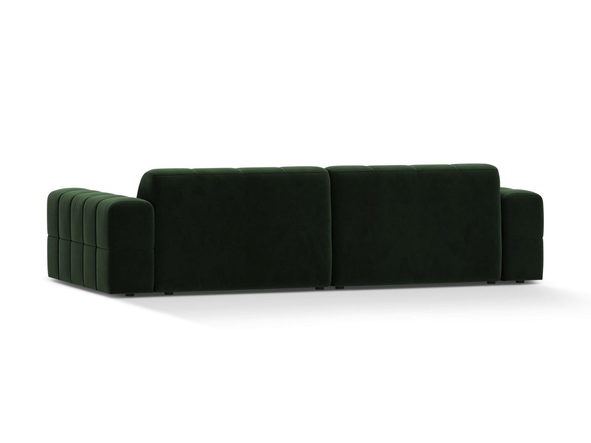 Beiges 4-Sitzer Sofa Chicago aus Samtstoff Venus mit schwarzen Kunststoffbeinen und leicht abgewinkelter Rückenlehne.