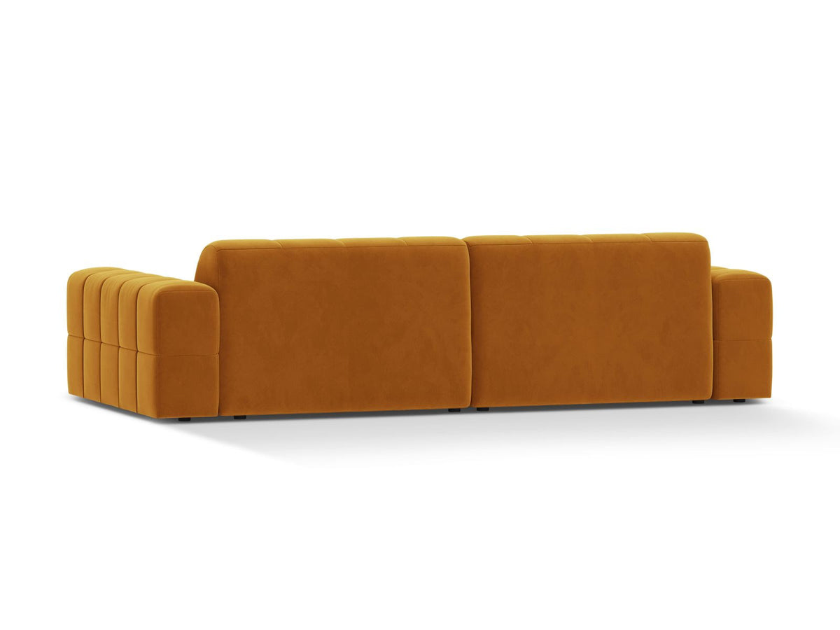 Beiges 4-Sitzer Sofa Chicago aus Samtstoff Venus mit schwarzen Kunststoffbeinen und leicht abgewinkelter Rückenlehne.