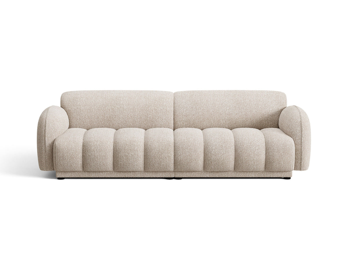 Beiges 4-Sitzer Sofa Bilbao mit Bouclé-Stoffbezug, Massivholzrahmen und schwarzen Kunststoffbeinen, Rückenlehne mit weicher Polsterung.