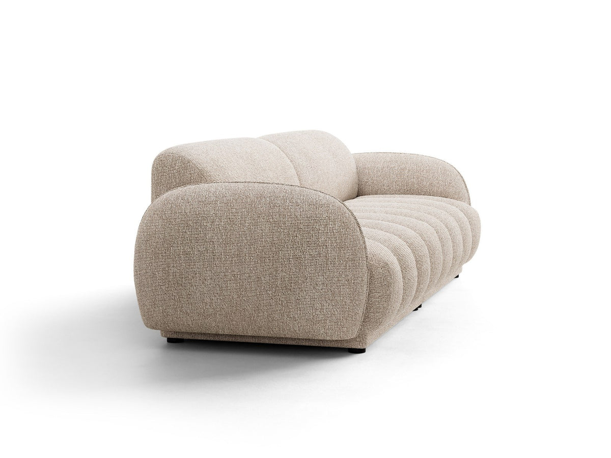 Beiges 4-Sitzer Sofa Bilbao mit Bouclé-Stoffbezug, Massivholzrahmen und schwarzen Kunststoffbeinen, Rückenlehne mit weicher Polsterung.