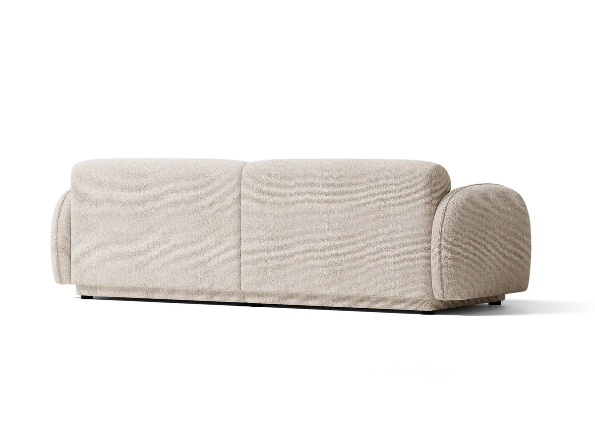 Beiges 4-Sitzer Sofa Bilbao mit Bouclé-Stoffbezug, Massivholzrahmen und schwarzen Kunststoffbeinen, Rückenlehne mit weicher Polsterung.