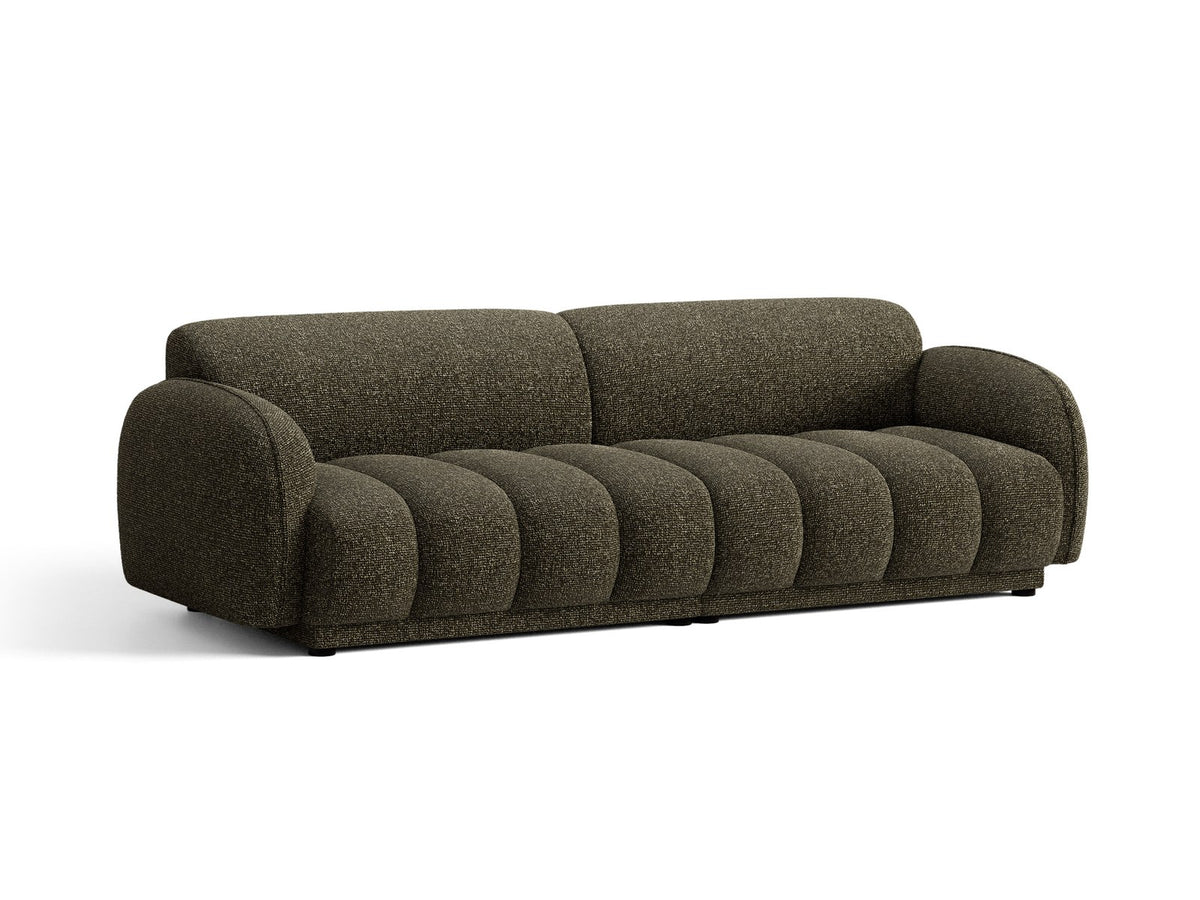Beiges 4-Sitzer Sofa Bilbao mit Bouclé-Stoffbezug, Massivholzrahmen und schwarzen Kunststoffbeinen, Rückenlehne mit weicher Polsterung.