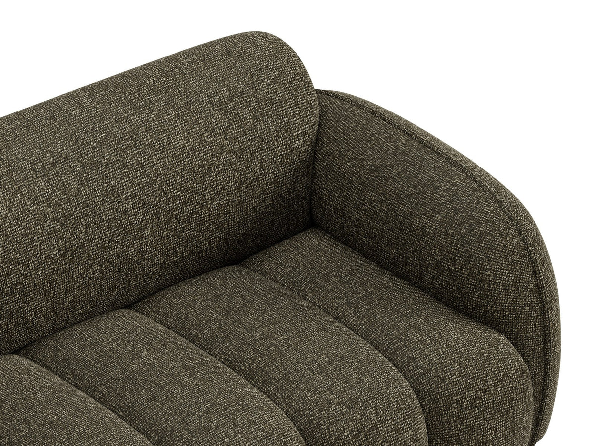 Beiges 4-Sitzer Sofa Bilbao mit Bouclé-Stoffbezug, Massivholzrahmen und schwarzen Kunststoffbeinen, Rückenlehne mit weicher Polsterung.