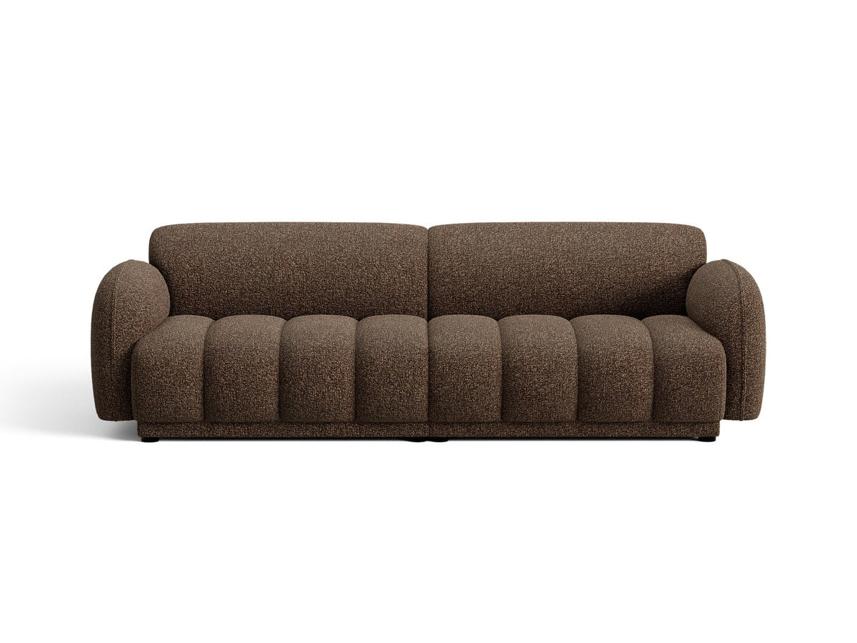 Beiges 4-Sitzer Sofa Bilbao mit Bouclé-Stoffbezug, Massivholzrahmen und schwarzen Kunststoffbeinen, Rückenlehne mit weicher Polsterung.